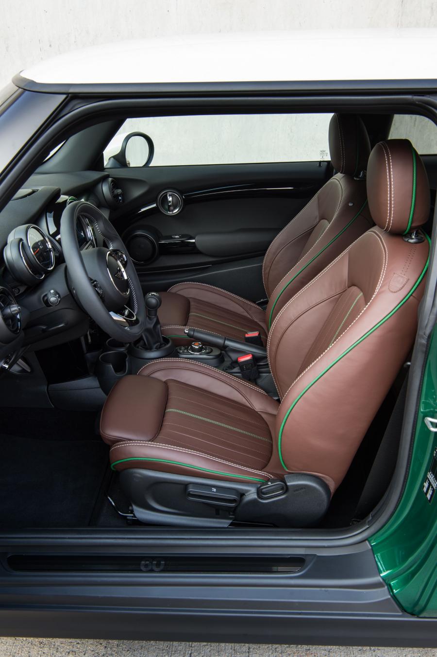 Интерьер Mini Cooper 60 Years Edition (F56) 2019 года  (WW) (фото 76 из 189)